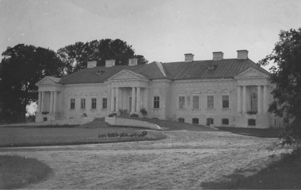 Mołodów, woj. poleskie Drugiej Rzeczpospolitej. Pałac Skirmuntów. Widok ogólny pałacu od frontu, 1937. Ze zbiorów Narodowego Archiwum Cyfrowego