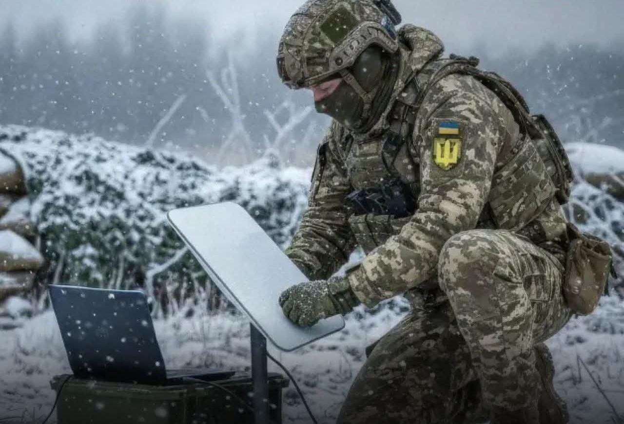 Ukraiński żołnierz i system Starlink