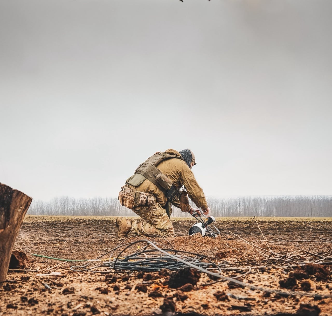 Ukraiński żołnierz uruchami dron na światłowodzie