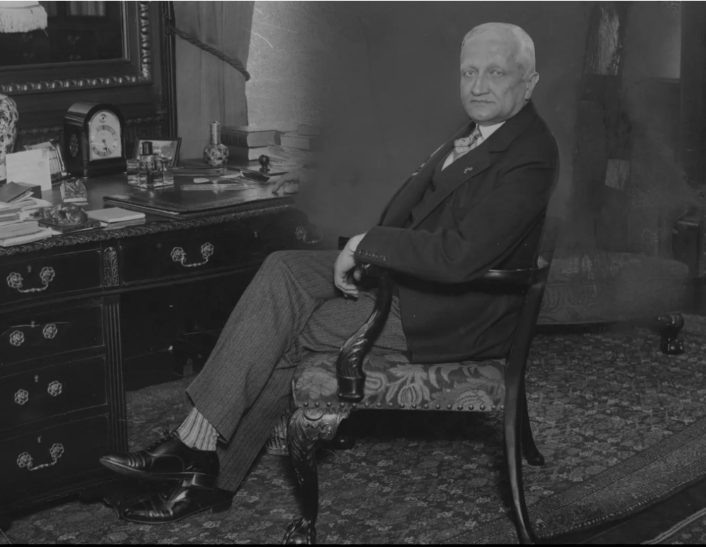 Konstanty Skirmunt w swoim biurze. 1925. Źródło: Narodowe Archiwum Cyfrowe