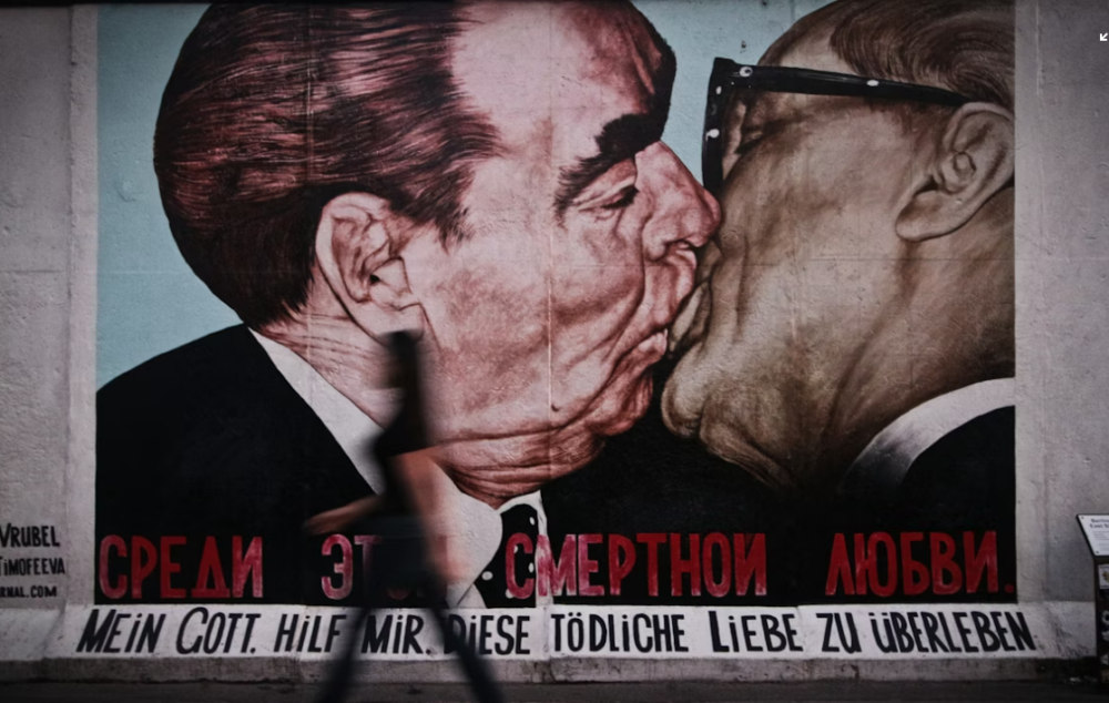 „Braterski pocałunek”. Graffiti na zachowanym fragmencie Muru Berlińskiego z 1990 roku. Fot: Jeison Higuita/ Unsplash.com