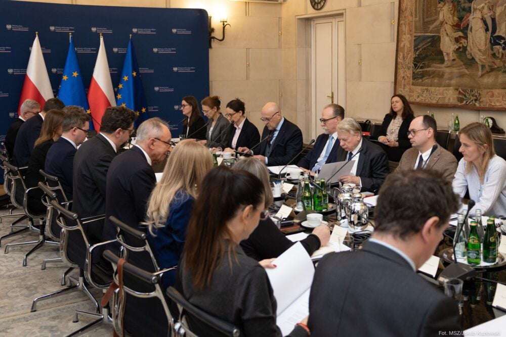 Rząd wzmacnia współpracę z Polonią i Polakami za granicą