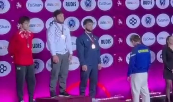 Artur Kostjuk podczas wręczania medalów Młodzieżowych Mistrzostw Europy w Zapasach