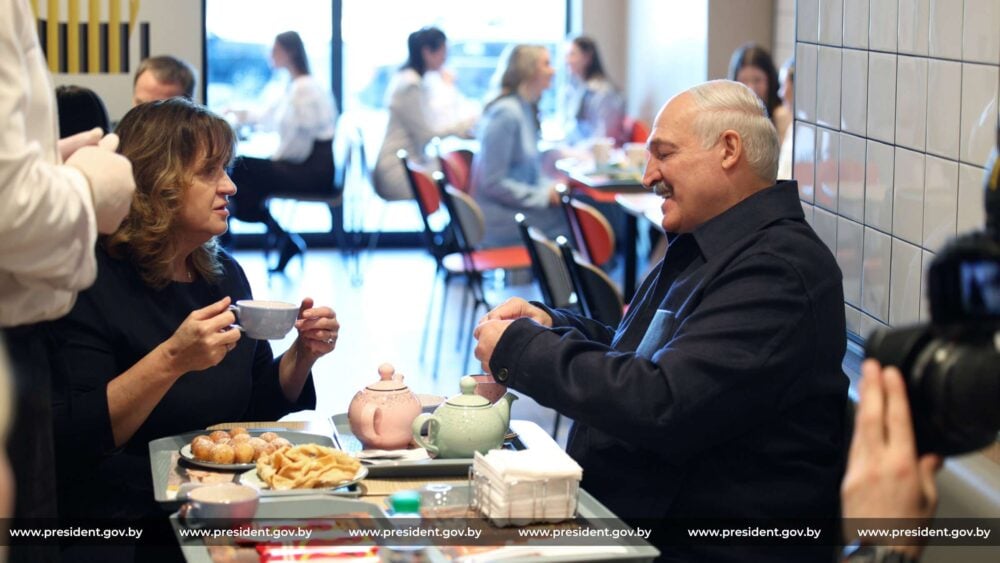 Łukaszenka 8 marca, podczas wizyty w restauracji fast food. Fot: president.gov.by