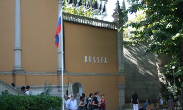 Rosyjskie „Drzewo zakorzenione w niebie”. Po latach przerwy Wenecja przyjmuje „sztukę russkowo mira” na prestiżowym biennale