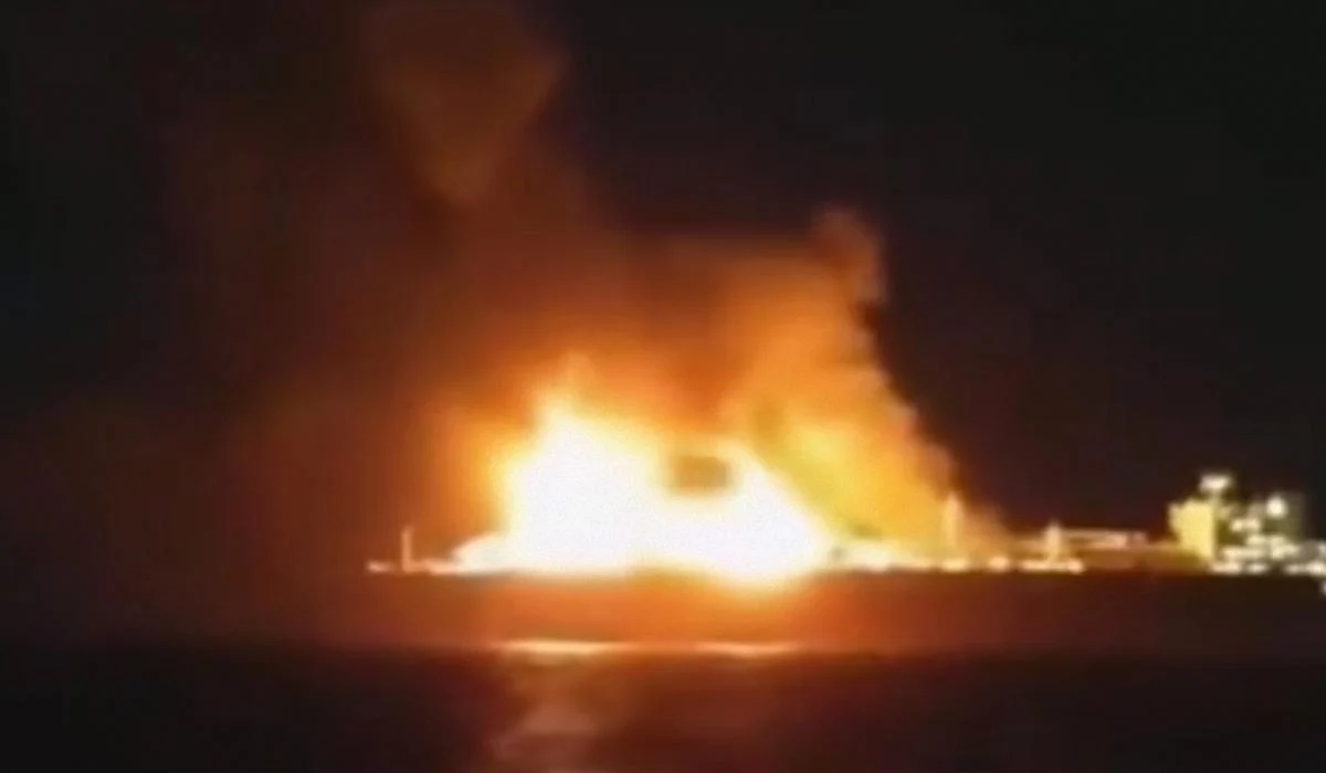 Płonący rosyjski tankowiec na Morzu Śródziemnym