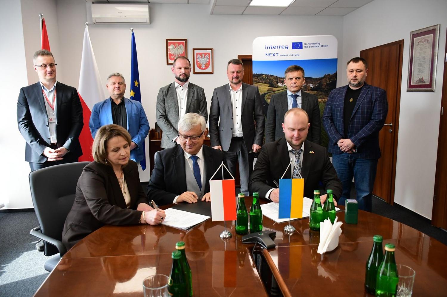 Podpisanie umowy o remoncie mostu na drodze M-19