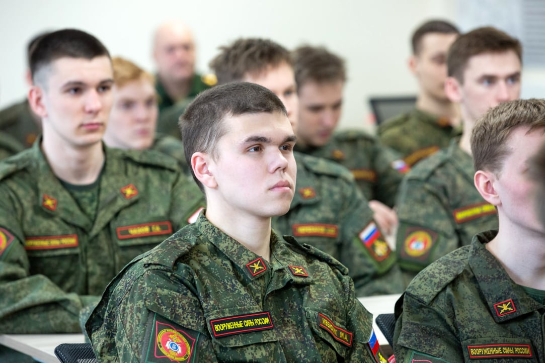 Rosyjscy studenci podczas szkolenia wojskowego
