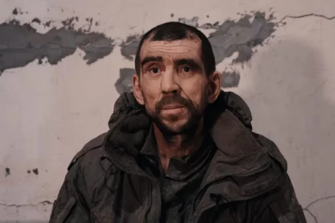 Z kicia na dwudniowe szkolenie i w objęcia „Baby Jagi”. Błyskawiczna służba wojskowa „komandosa” z Udmurcji (FILM)