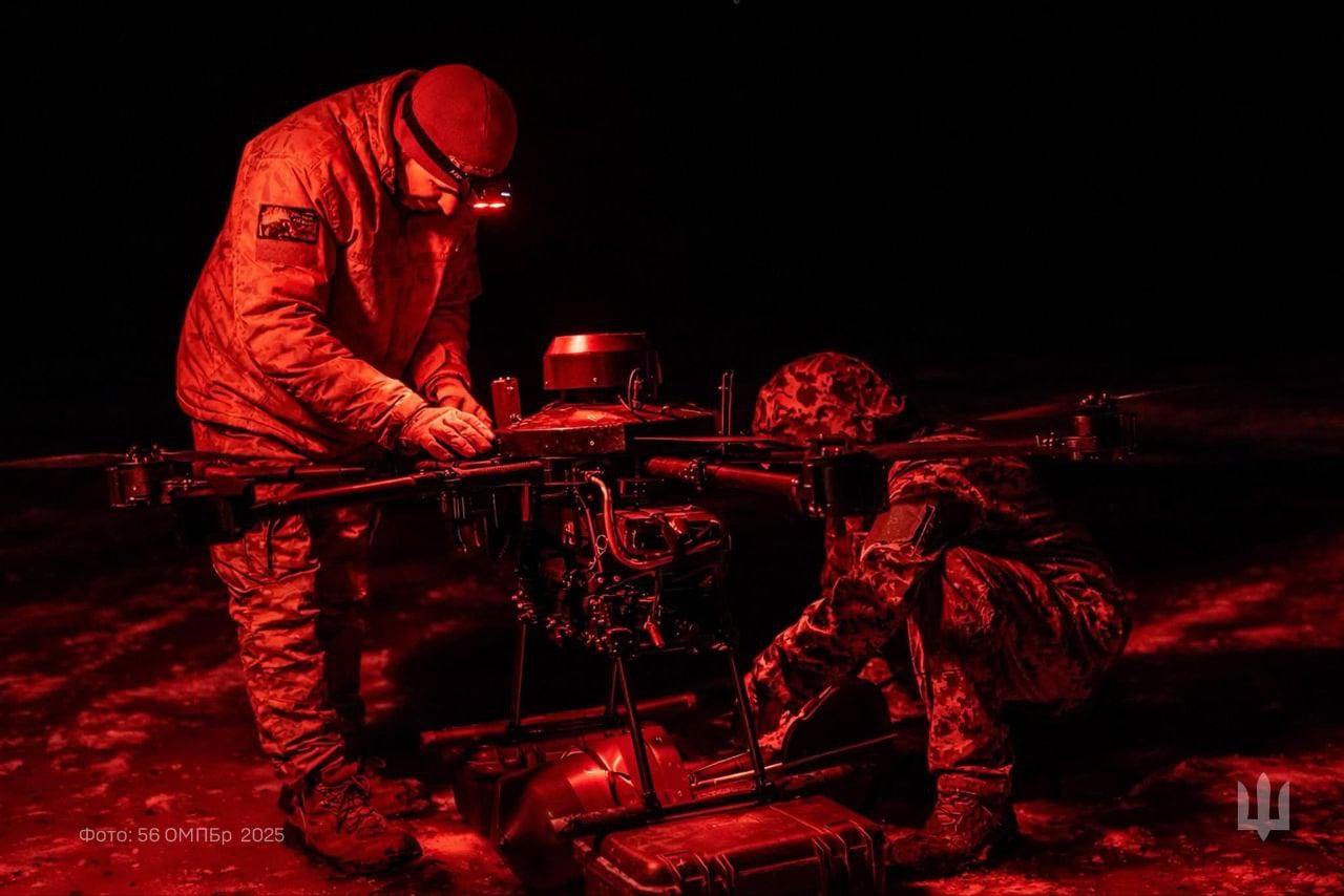 Ukraińscy żołnierze przygotowują dron do misji bojowej