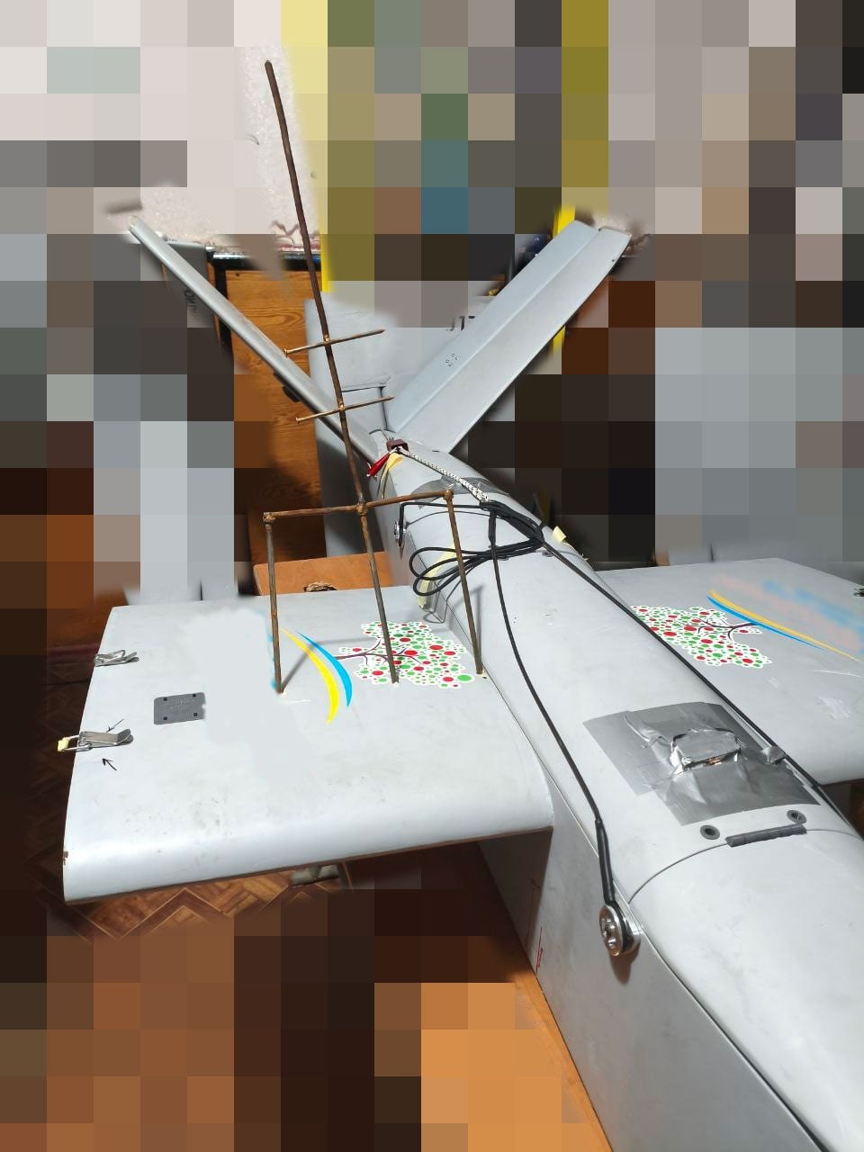 Ukraiński dron bombardujący z wpitym trójzębem