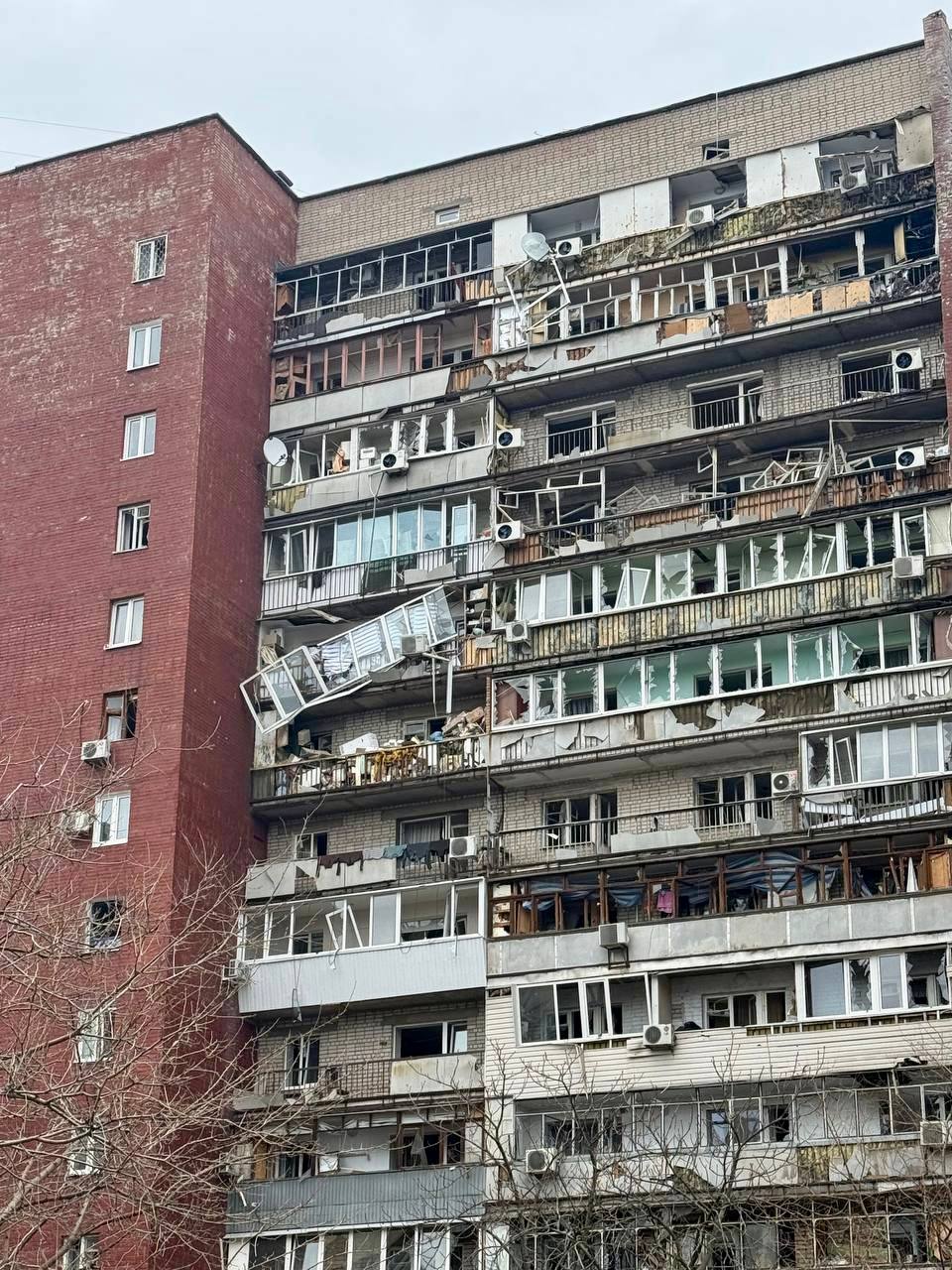 Uszkodzony budynek mieszkalny w Dnieprze po rosyjskim ataku powietrznym
