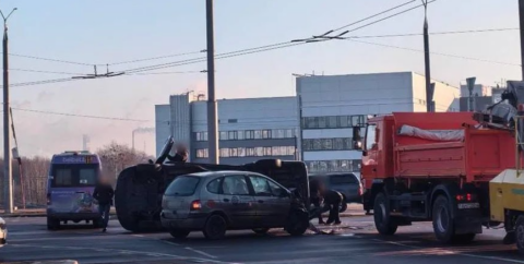 Groza na rondzie. Karawan przewrócił się po zderzeniu z samochodem osobowym, a trumna…