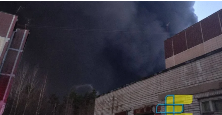 Pożar w porcie Primorsk w obwodzie leningradzkim w Rosji po ataku dronów 23 marca 2026 r. (Zdjęcie: Exilenova+ / Telegram)