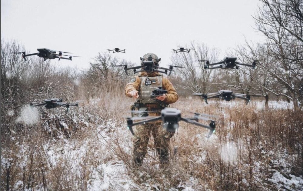 Żołnierz ukraiński z dronami