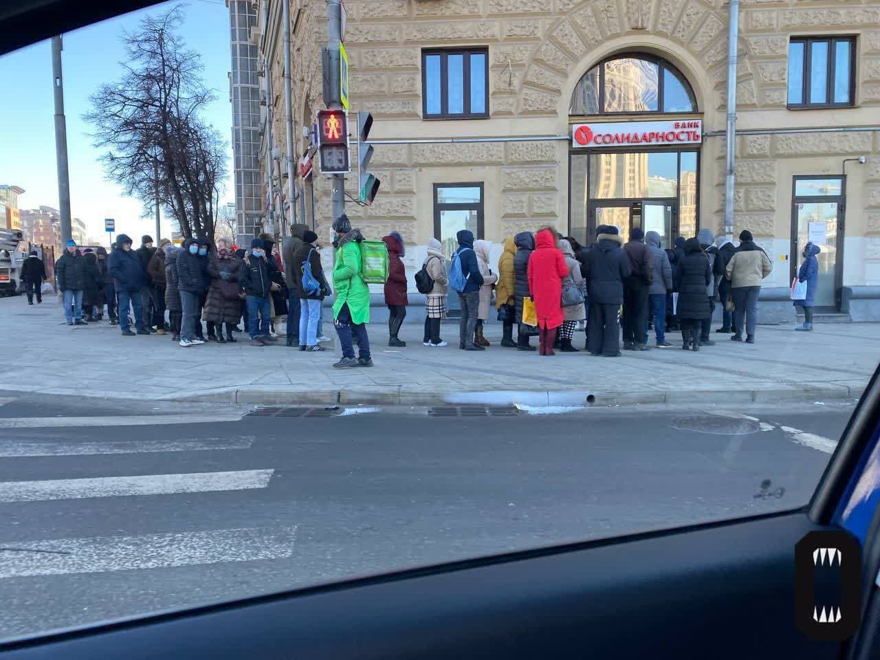 W panice wycofują gotówkę z banków. System bankowy FR na skraju załamania!