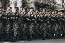 Liczby są oszałamiające. Kobiety masowo idą na front. Syrski ujawnia dane!
