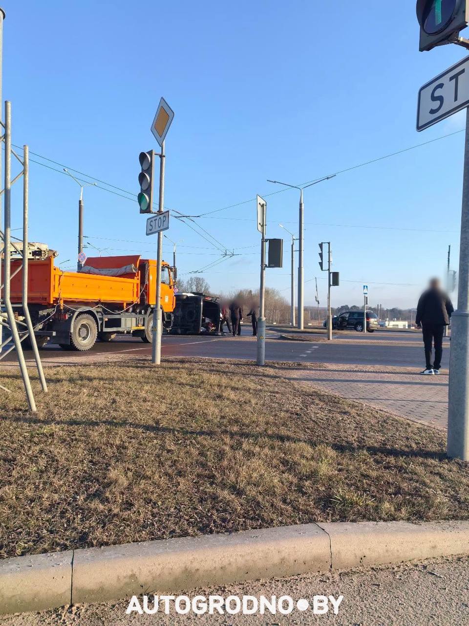 Wypadek na rondzie w Grodnie. Fot: t.me/AutoGrodnoBY