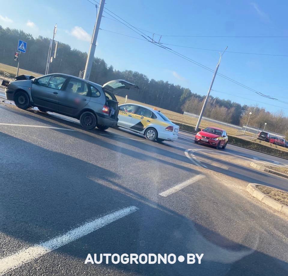 Wypadek na rondzie w Grodnie. Fot: t.me/AutoGrodnoBY