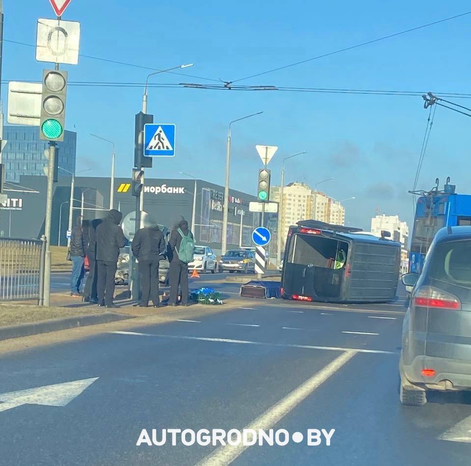 Wypadek na rondzie w Grodnie. Fot: t.me/AutoGrodnoBY