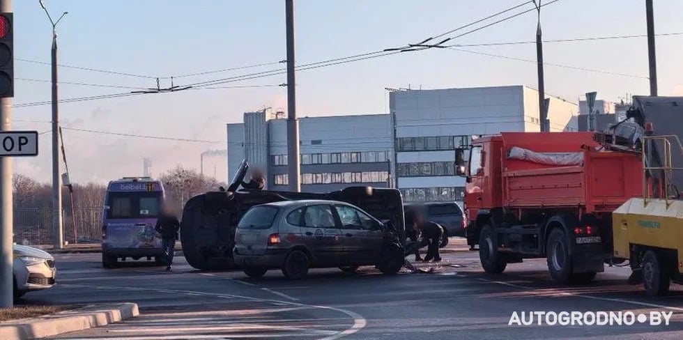 Wypadek na rondzie w Grodnie. Fot: t.me/AutoGrodnoBY