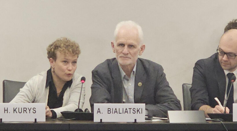 Aleś Bialacki podczas posiedzenia