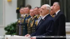 Łukaszenka stanął przed oficerami… Nie chcemy straszyć! Łukaszenka stanął przed oficerami… Nie chcemy straszyć!