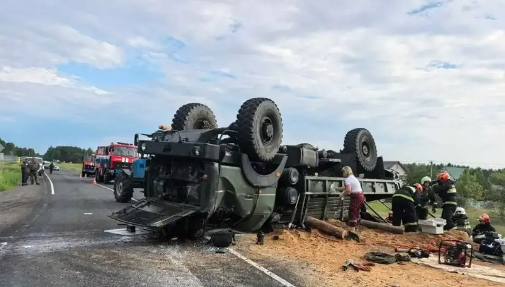 Tragedia na drodze. Wojskowy MAZ dachował, są zabici i ranni żołnierze