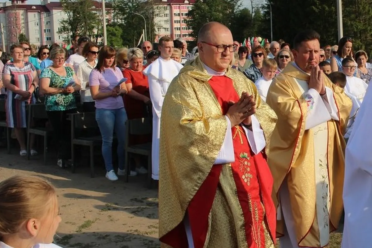 Milicjanci zakuli w kajdanki księdza na oczach wiernych