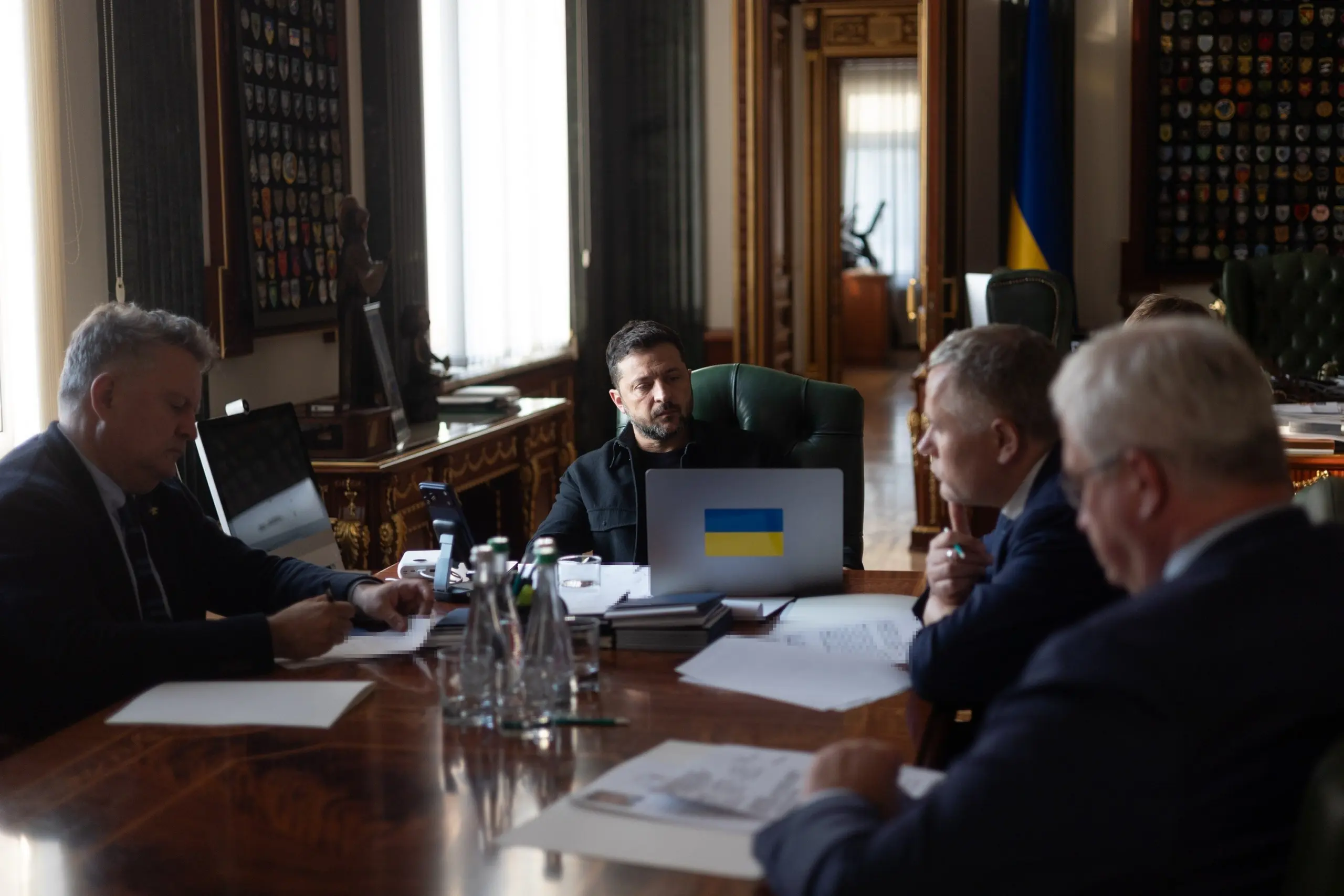 Nowy sondaż w Ukrainie. Zełenski daleko za liderami zaufania