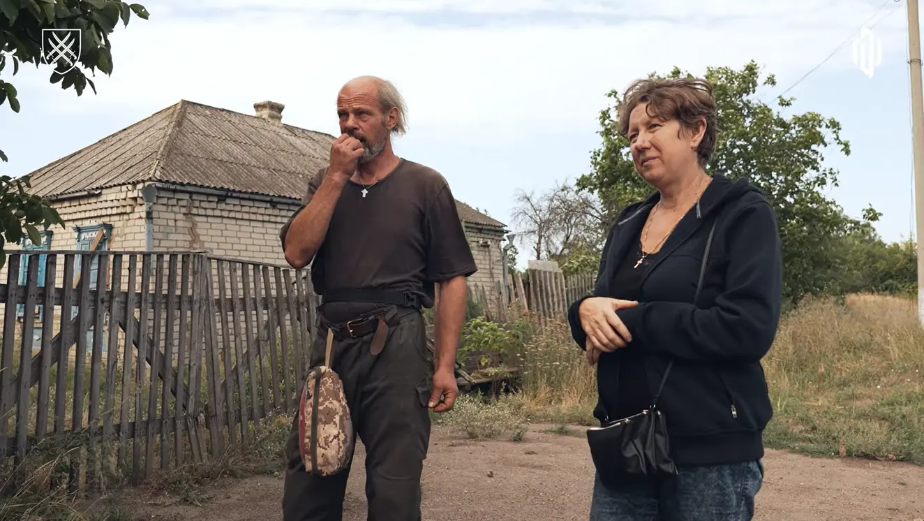 Musieli pogrzebać sąsiadów, aż zostali sami. Ruszyli przez piekło, by przeżyć (WIDEO)