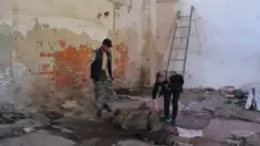 Przeżył egzekucję, wyszedł z własnego grobu. Tak go potraktowali Ukraińcy