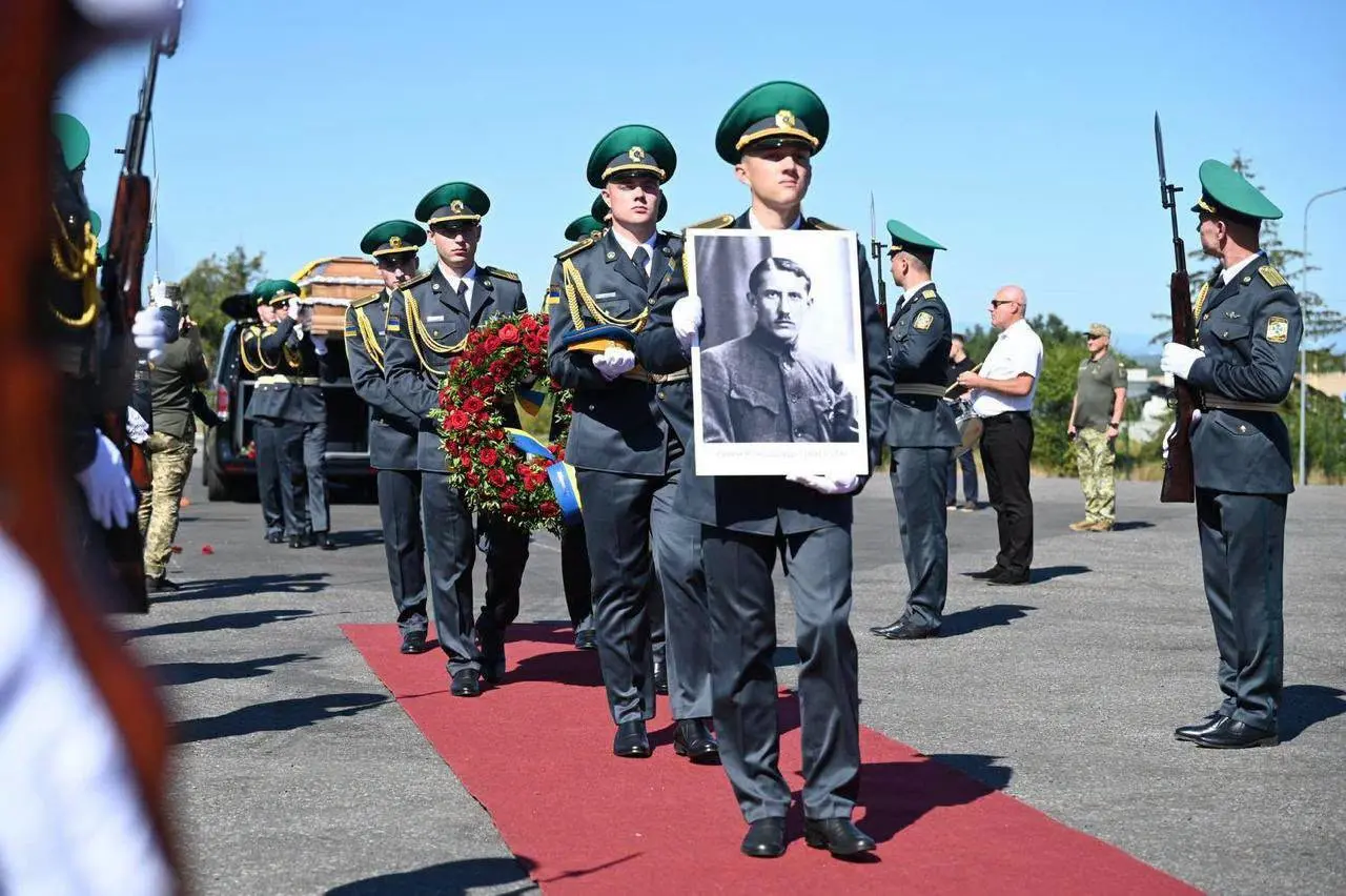 Szczątki pierwszego przywódcy OUN z honorami witane w Kijowie