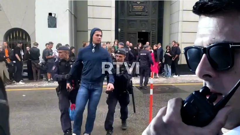 Parę osób kuli się pod murem. Tak obalają system? (WIDEO)