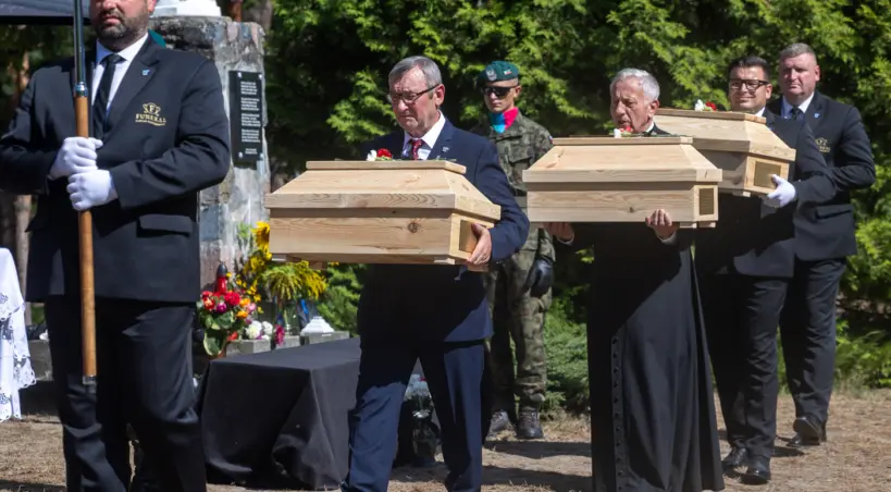 Ceremonia pogrzebowa doczesnych szczątków mieszkańców Ostrówek i Woli Ostrowieckiej – ofiar ludobójstwa na Wołyniu