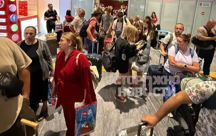 pasazerowie na lotnisku