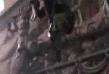 Zrywanie sowieckiej symboliki z budynku władz Kijowa Zrywanie sowieckiej symboliki z budynku władz Kijowa